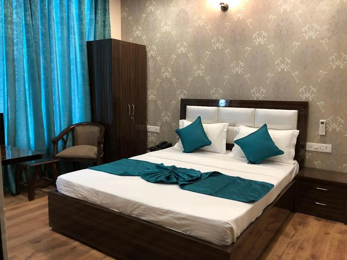 ***  Hotel Wisteria -Main Highway Hotel Zirakpur India