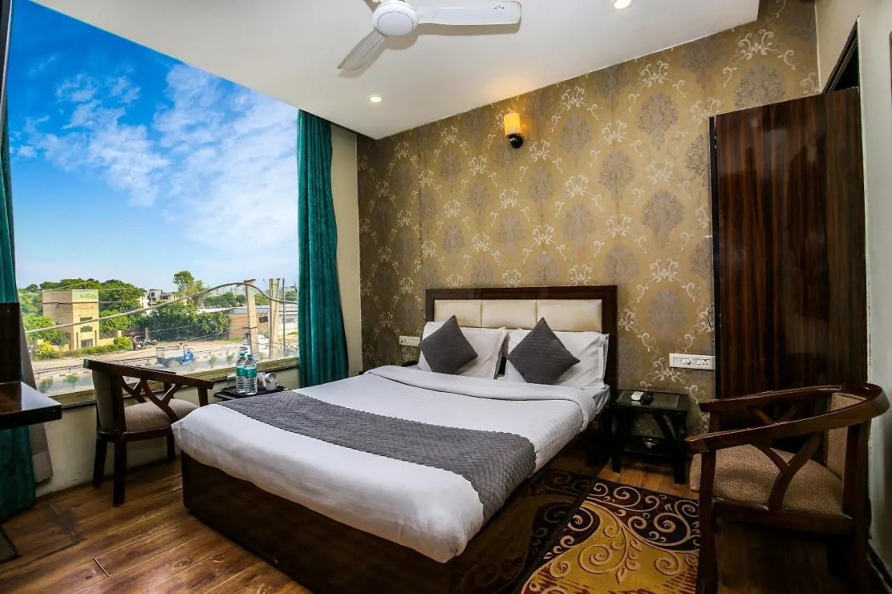 Hotel Wisteria -Main Highway Hotel Zirakpur