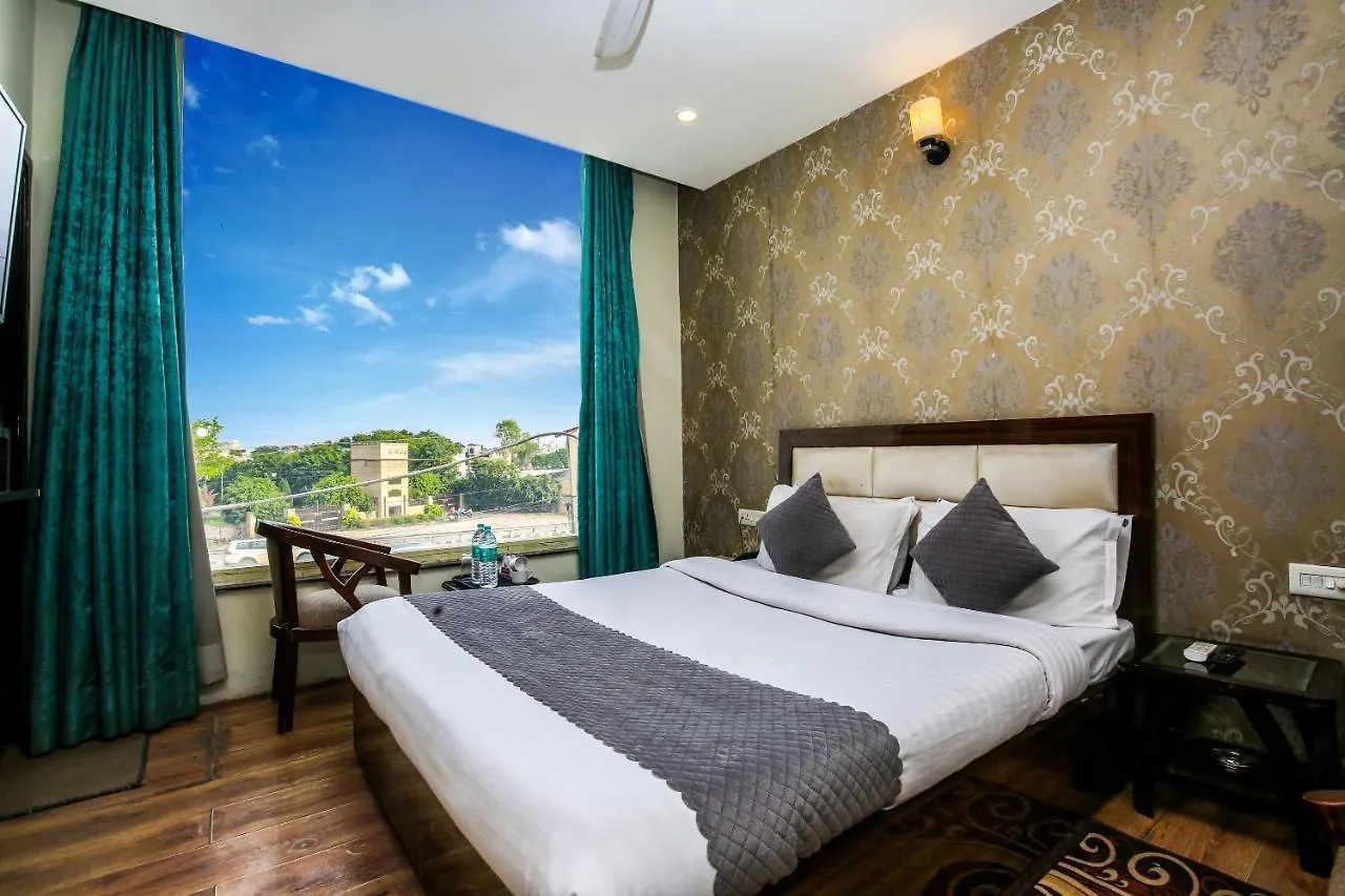Hotel Wisteria -Main Highway Hotel Zirakpur 3*,